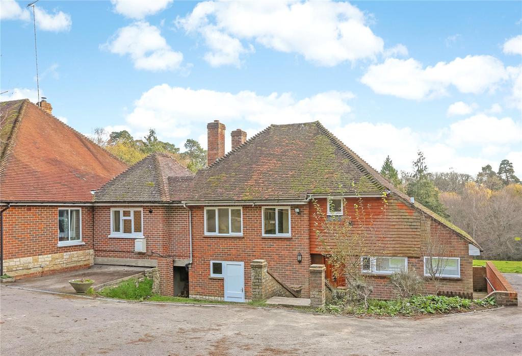 Compton Way, Farnham, Surrey, GU10 3 bed semidetached house £1,750