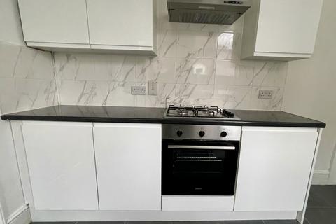 3 bedroom terraced house to rent, Talbot Street, Church Gresley