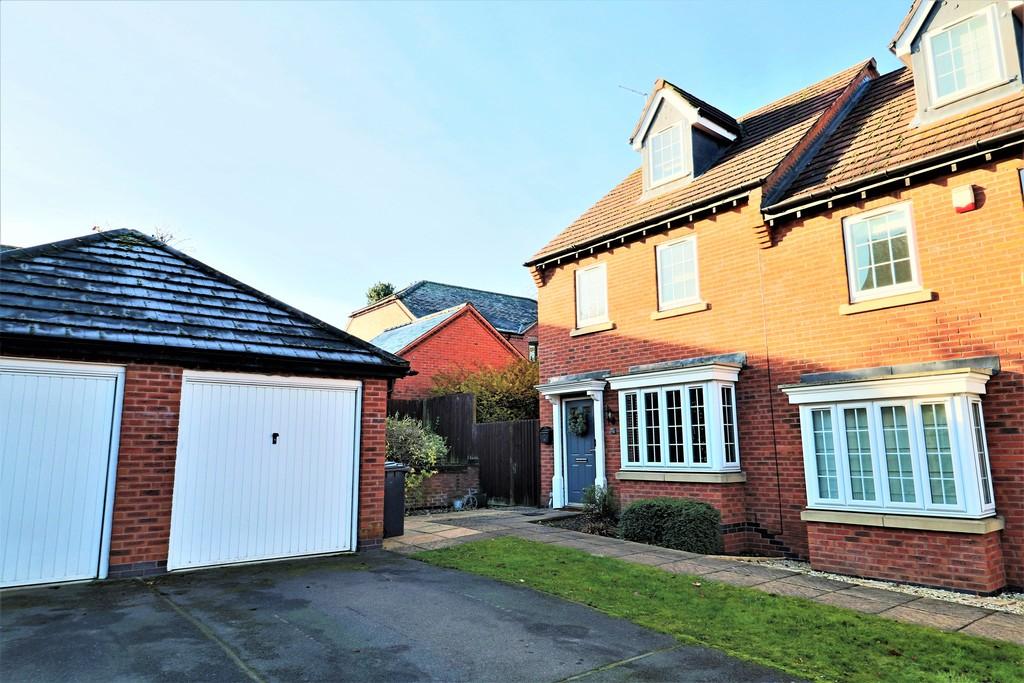 Walnut Gardens, East Leake 3 bed semidetached house £260,000