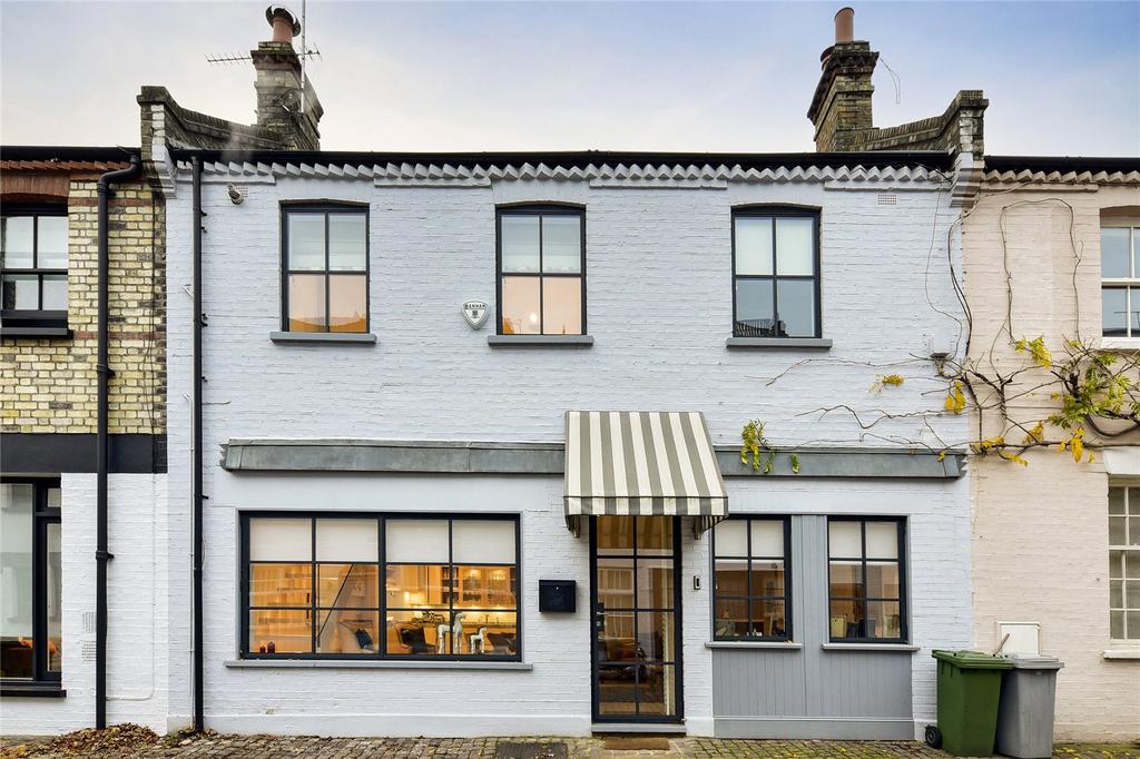 Henniker Mews, London, SW3 4 bed mews £7,800 pcm (£1,800 pw)