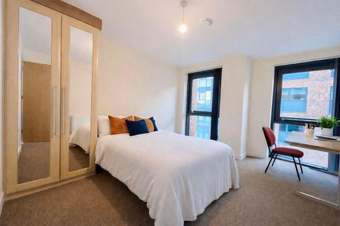 4 bedroom apartment to rent, Apt 13 Devonshire Point