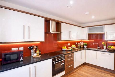 4 bedroom apartment to rent, Apt 13 Devonshire Point