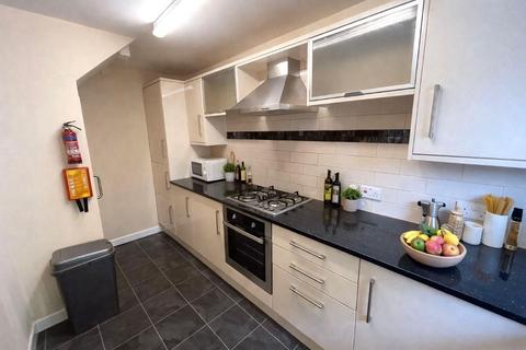 4 bedroom terraced house to rent, 115 Headford Gardens
