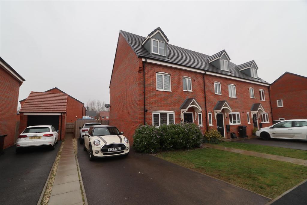 Upton Drive, Stretton, BurtonOnTrent 4 bed townhouse £204,950
