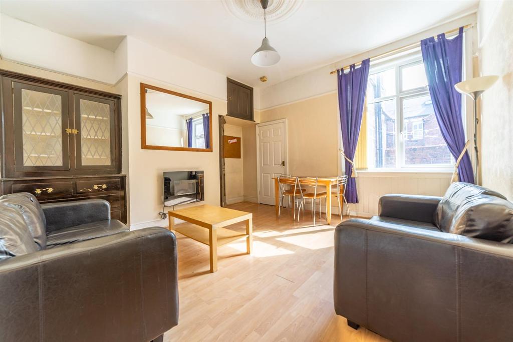 £65pppw Sackville Road, Heaton, NE6 3 bed flat £845 pcm (£195 pw)