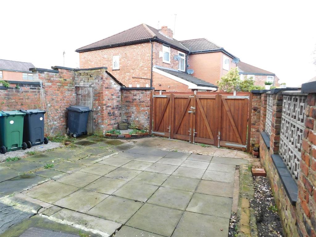 Ashton Road East, Failsworth, Manchester 2 bed end of terrace house £