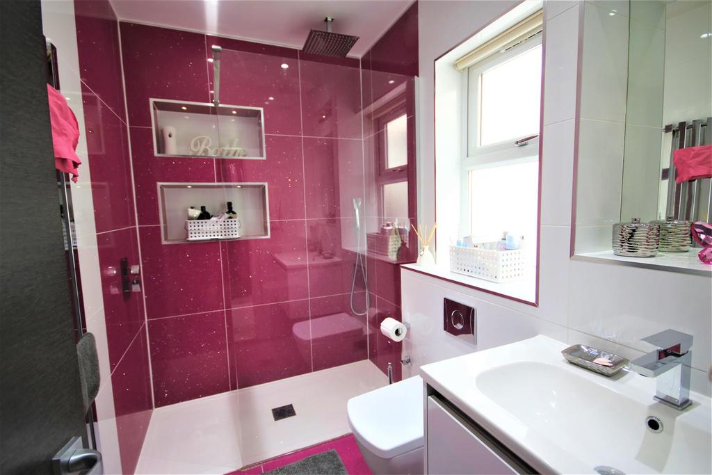 Luxury en suite shower room: