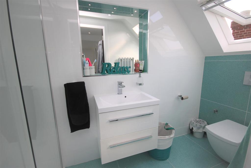 Luxury en suite shower room: