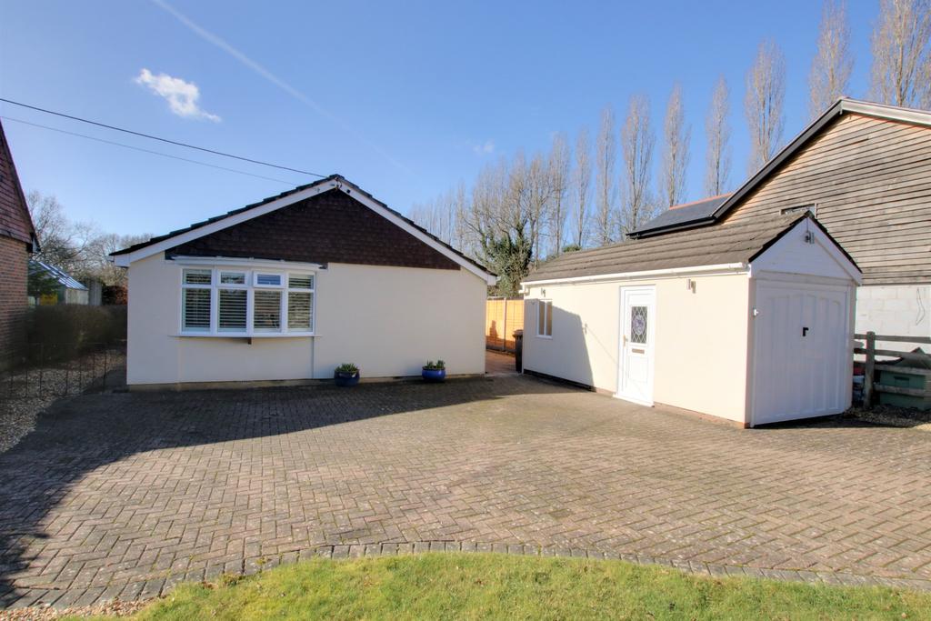 SOBERTON HEATH 3 bed detached bungalow - £610,000