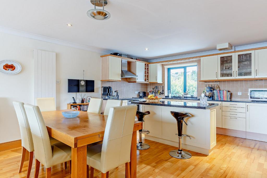 Kitchen / Dining