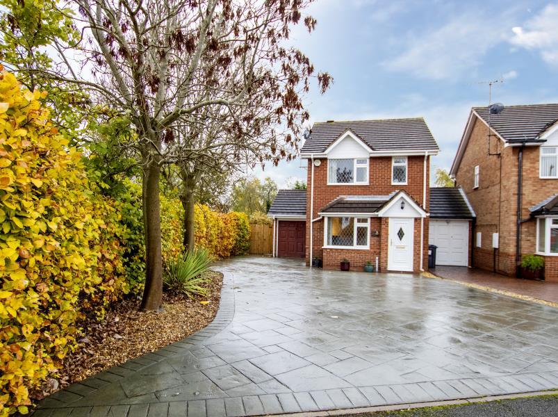York Close, Bournville 3 bed detached house £345,000