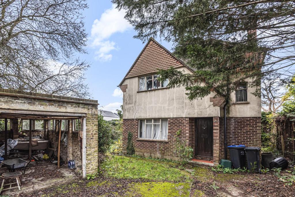 Grand Drive, Raynes Park 3 bed detached house £880,000