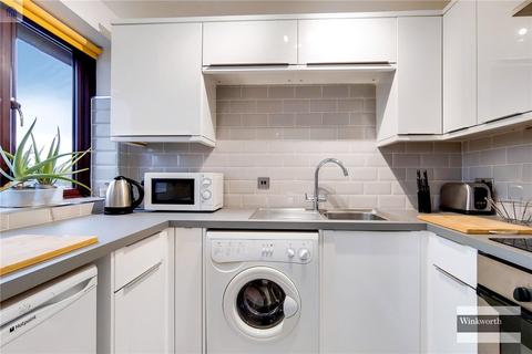 142 Riverside Close, London, E5 9ST