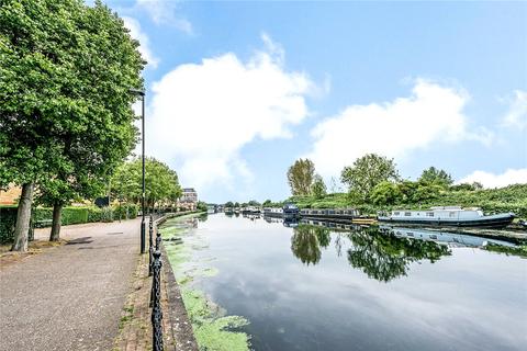 142 Riverside Close, London, E5 9ST