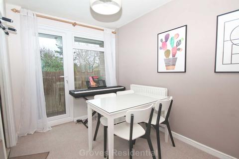 21, Park Court Park Road, New Malden, KT3 5AE