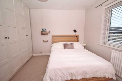 21, Park Court Park Road, New Malden, KT3 5AE