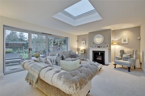 4 bedroom detached house to rent, Beverley Close, Weybridge, Surrey, KT13