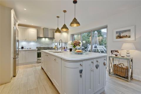 4 bedroom detached house to rent, Beverley Close, Weybridge, Surrey, KT13