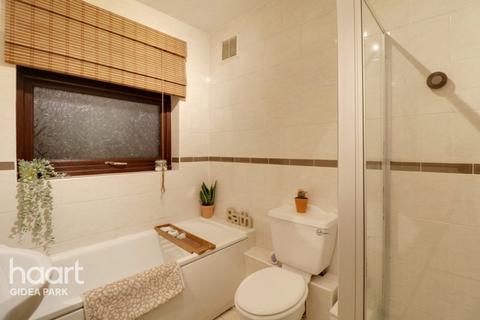 50 Heaton Close, Romford, RM3 7HP