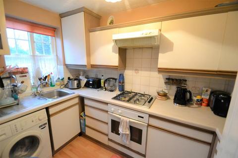 2 bedroom semi-detached house to rent, Westminster Close, Feltham