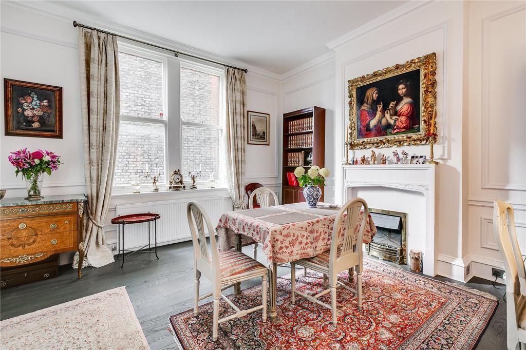 Kensington Court W8 2 bed apartment £1,800,000