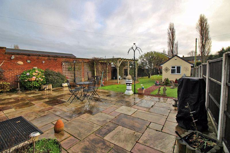 Pool Hayes Lane, Willenhall 2 bed detached house £262,000