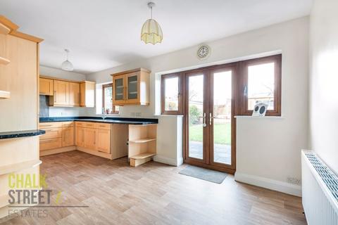 16 Victor Gardens, Hornchurch, RM12 4JB