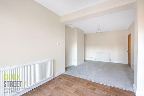 16 Victor Gardens, Hornchurch, RM12 4JB