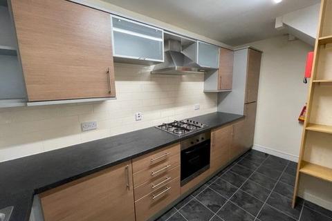 4 bedroom terraced house to rent, Broomspring Close