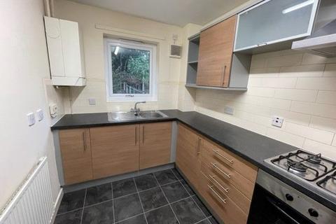 4 bedroom terraced house to rent, Broomspring Close