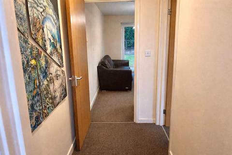 4 bedroom terraced house to rent, Broomspring Close