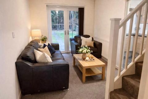 4 bedroom terraced house to rent, Broomspring Close