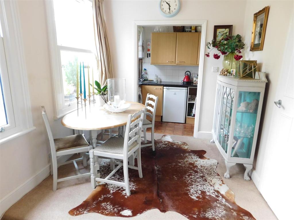 King Charles Road, Surbiton 1 bed flat £950 pcm (£219 pw)