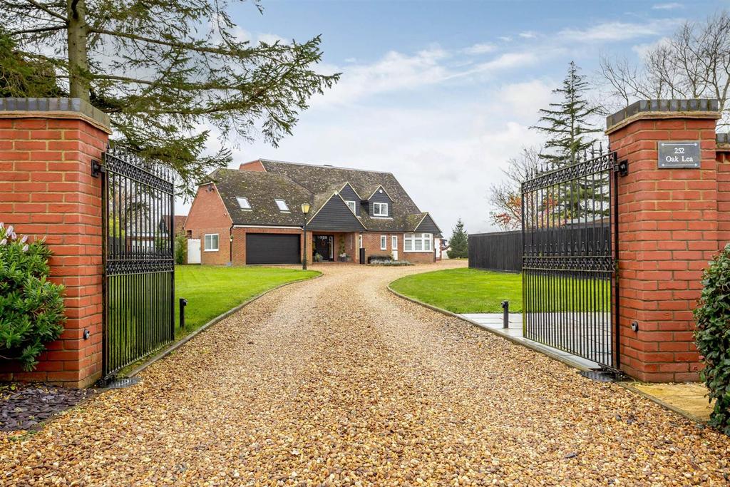 Newton Road, Rushden, Northamptonshire 6 bed equestrian property £