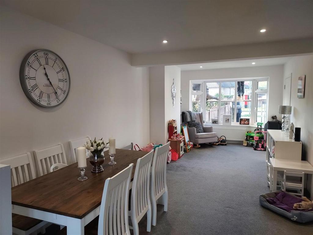 1 Fairlawn Grove, Banstead 3 bed semidetached house £1,695 pcm (£391 pw)