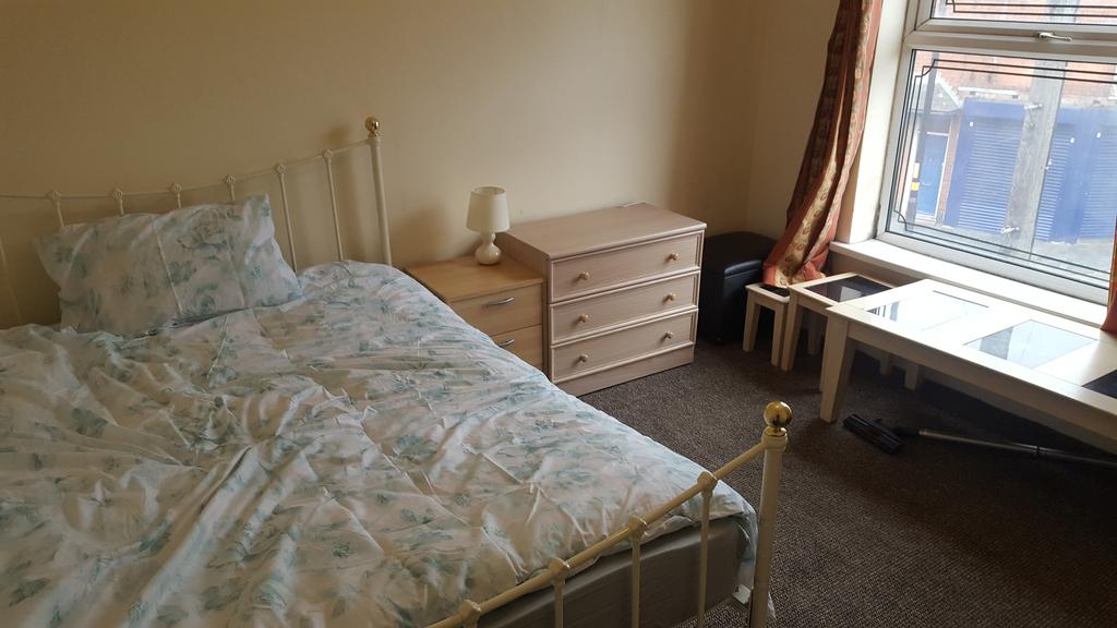 Room 3, Golden Hillock Road, Sparkhill, B11 2QJ 1 bed in a house share