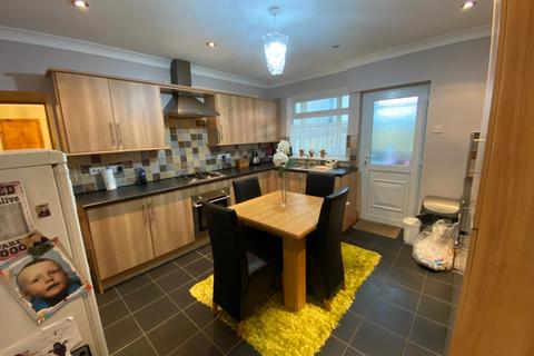 30 Amos Hill, Tonypandy, CF40 1PW