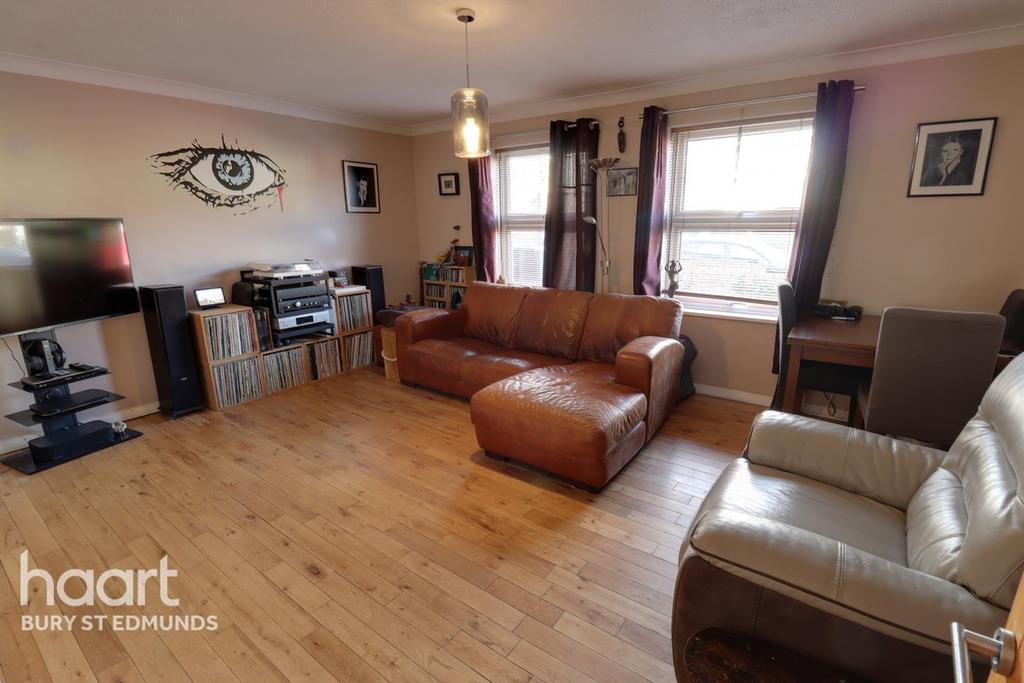 Avenue Approach, Bury St Edmunds 1 bed flat £150,000