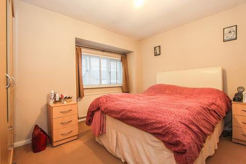 33 Burnham Gardens, Hayes, UB3 1RB