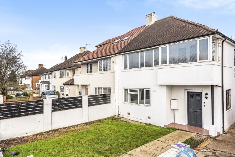 Beverley Way London SW20 3 bed apartment £1,600 pcm (£369 pw)