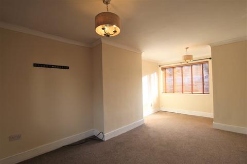 3 bedroom semi-detached house to rent, South Avenue, Horbury