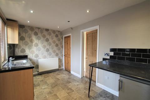 3 bedroom semi-detached house to rent, South Avenue, Horbury