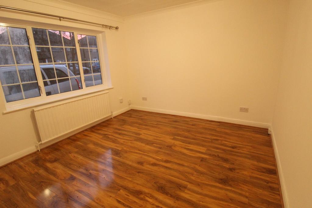 Hayes, UB5 4 bed semidetached house £1,675 pcm (£387 pw)