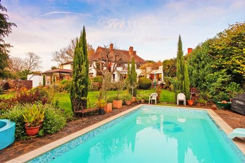 2 Fitzalan Road, Claygate, Esher, KT10 0LX