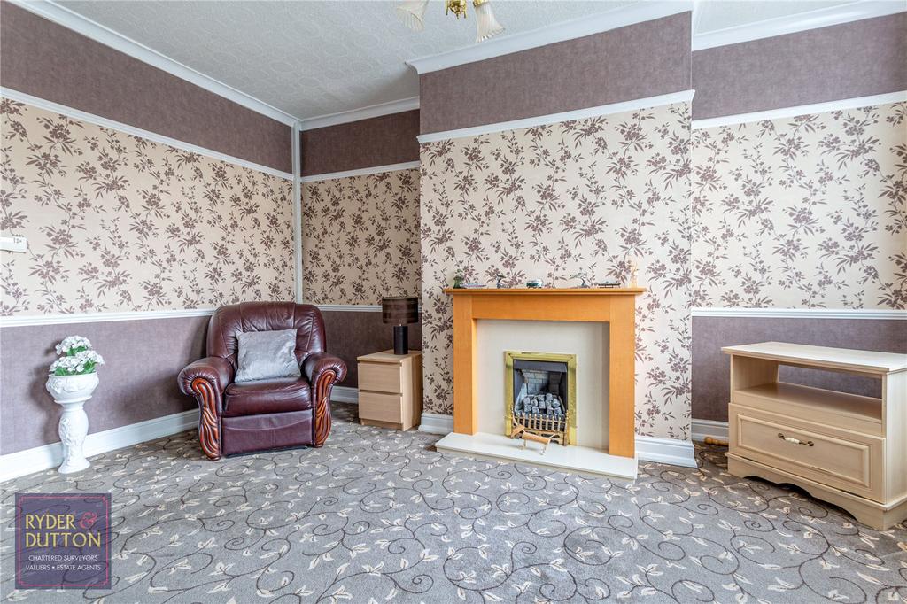 Burnley Lane, Chadderton, Oldham, OL9 2 bed terraced house £100,000