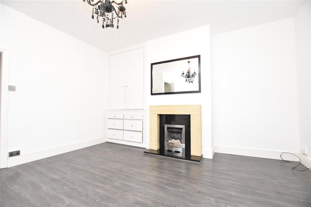 Asquith Avenue, Morley, Leeds 2 bed terraced house £138,500