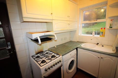 86 Roils Head Road, Halifax, HX2 0LH