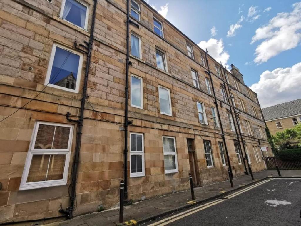 Lorne Square, Leith, Edinburgh 1 bed flat £750 pcm (£173 pw)