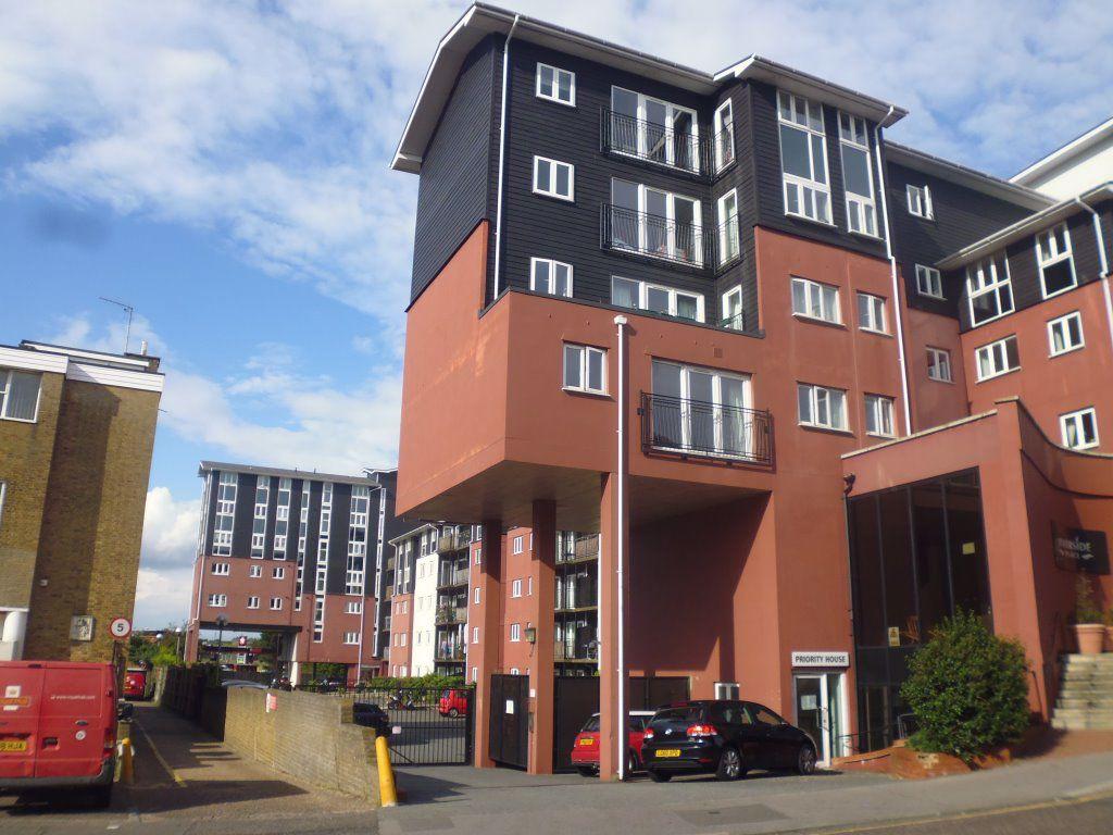 Three Bedroom Apartment WICKFORD 3 bed flat £895 pcm (£207 pw)