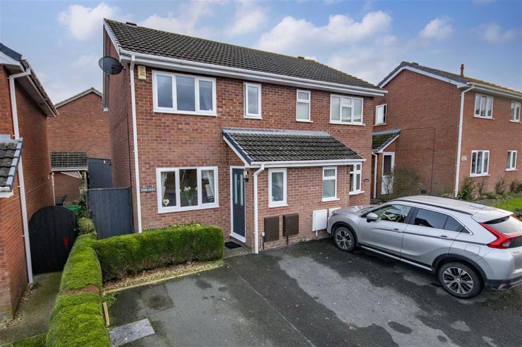 Brookfield Road, Welshpool, SY21 2 bed semidetached house £135,000
